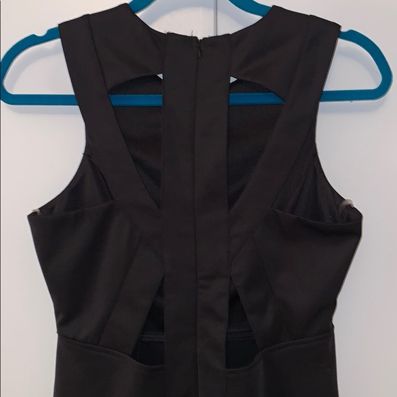 Little black dress with cutout back - Picture 3 of 4
